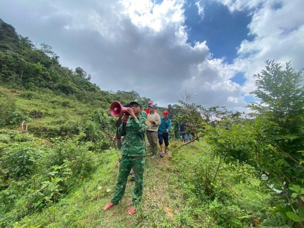 Sạt lở núi đá chảy như thác ở Đà Nẵng: Dùng flycam, chó nghiệp vụ tìm người