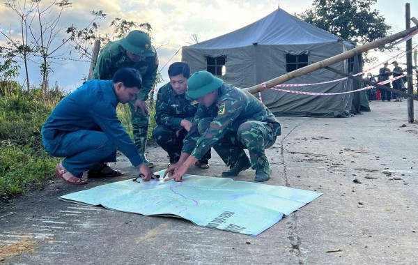 Sạt lở núi đá chảy như thác ở Đà Nẵng: Dùng flycam, chó nghiệp vụ tìm người