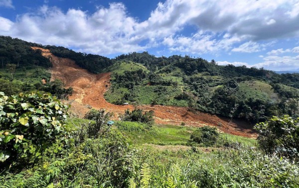 Sạt lở núi đá chảy như thác ở Đà Nẵng: Dùng flycam, chó nghiệp vụ tìm người