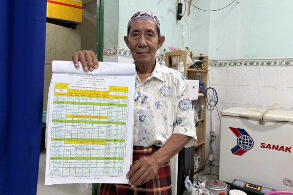 Sau 18 giờ 8 phút, người dân hẻm kiêng rượu bia, thịt heo ở TP.HCM ăn gì?