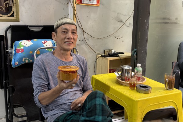 Sau 18 giờ 8 phút, người dân hẻm kiêng rượu bia, thịt heo ở TP.HCM ăn gì?