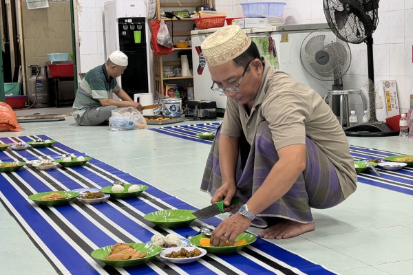 Sau 18 giờ 8 phút, người dân hẻm kiêng rượu bia, thịt heo ở TP.HCM ăn gì?