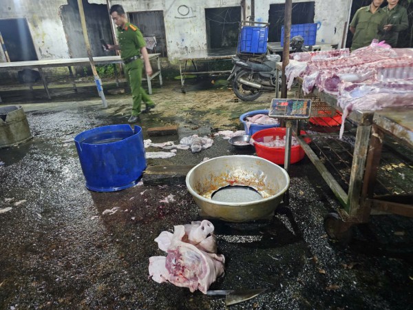 TP.HCM: Công an bắt quả tang lò mổ heo lậu, hoạt động sát nghĩa trang
