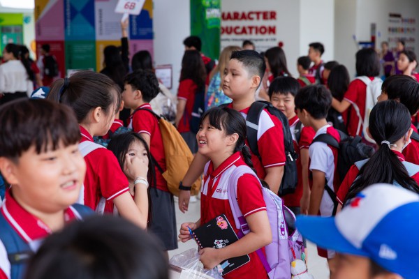 TP.HCM: Học sinh trường ngoài công lập háo hức tựu trường năm học mới