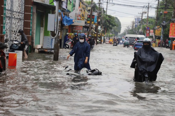 TP.HCM: Ngập sâu, người đi đường 