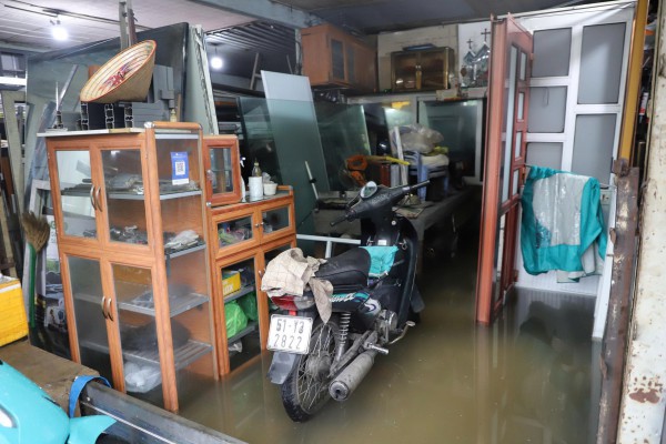 TP.HCM: Ngập sâu, người đi đường 