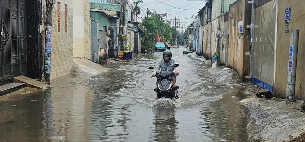 TP.HCM: Ngập sâu, người đi đường 