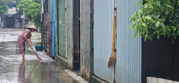 TP.HCM: Ngập sâu, người đi đường 