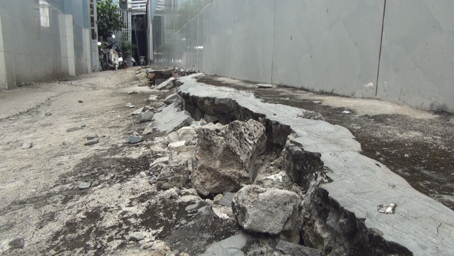 TP.HCM: Nhà dân bị nứt khi thi công bờ kè bến Phú Định TP.HCM: Nhà dân bị nứt khi thi công bờ kè bến Phú Định