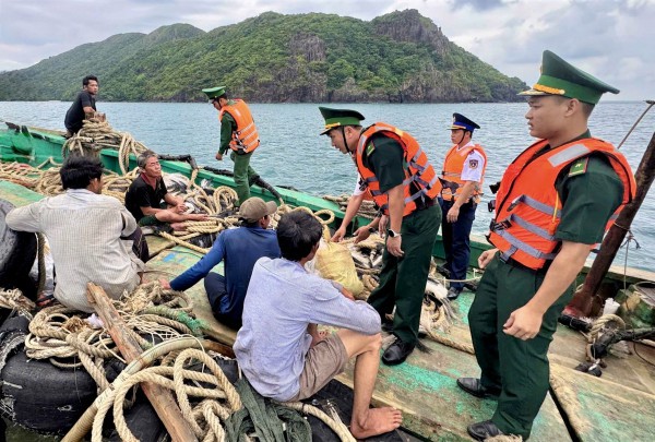 TP.HCM: Nhiều tàu cá bị nạn, 3 người tử vong, 5 ngư dân được cứu sống