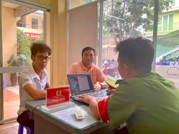 TP.HCM: Tài khoản nhận số tiền lạ, người đàn ông trình báo công an