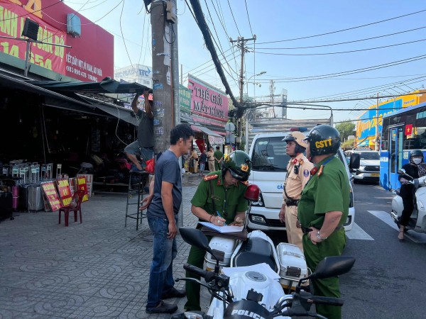 TP.HCM: Xử lý kiên quyết vi phạm vỉa hè, lòng đường ở nhiều tuyến phố