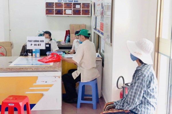 TP.HCM ngày đầu trả lương hưu mức mới: ‘Tăng tiền thì vui, nhưng mong đừng lùi lịch’ TP.HCM ngày đầu trả lương hưu mức mới: ‘Tăng tiền thì vui, nhưng mong đừng lùi lịch’
