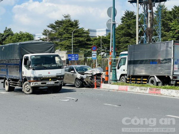 TPHCM: Ôtô 5 chỗ bị hai xe tải húc liên hoàn, đầu xe biến dạng