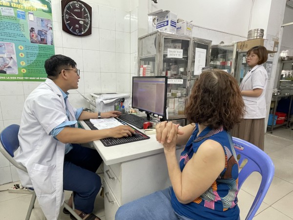 TP.HCM quy định lương bác sĩ, điều dưỡng cao tuổi làm tại trạm y tế