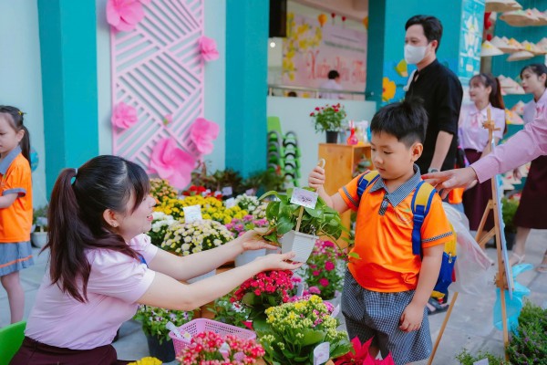 TP.HCM rực rỡ sắc hoa đón tết ở những trường học hàng ngàn mét vuông
