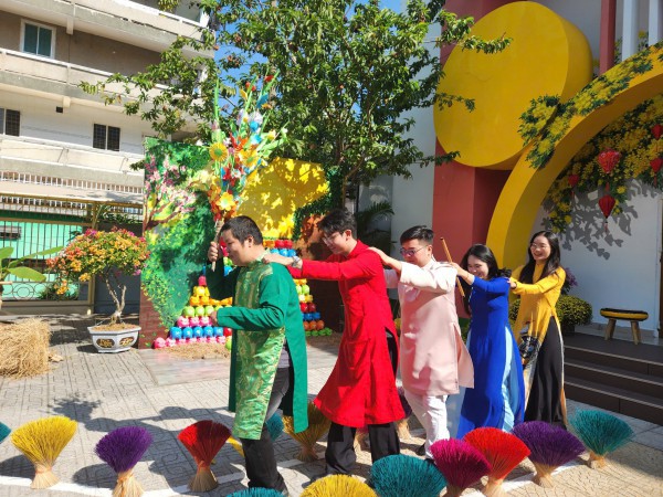 TP.HCM rực rỡ sắc hoa đón tết ở những trường học hàng ngàn mét vuông