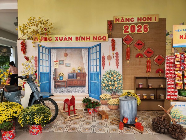 TP.HCM rực rỡ sắc hoa đón tết ở những trường học hàng ngàn mét vuông