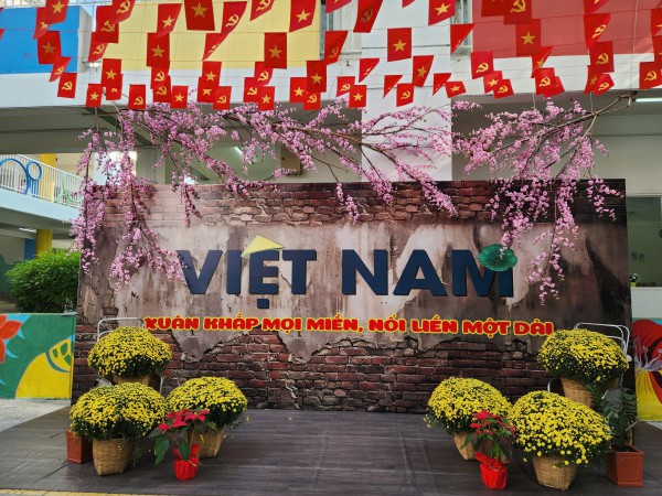 TP.HCM rực rỡ sắc hoa đón tết ở những trường học hàng ngàn mét vuông