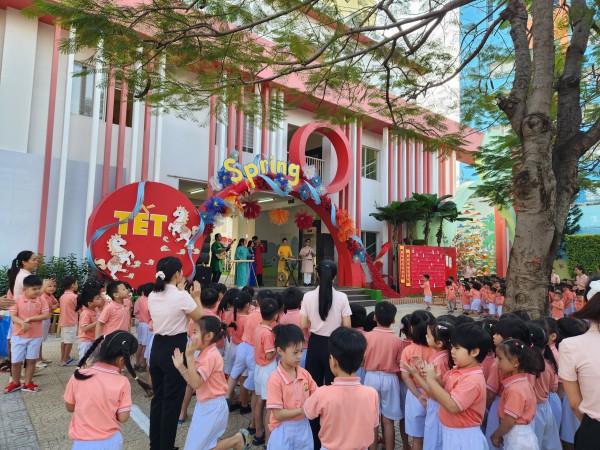 TP.HCM rực rỡ sắc hoa đón tết ở những trường học hàng ngàn mét vuông