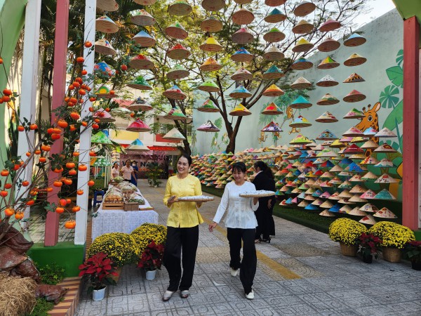 TP.HCM rực rỡ sắc hoa đón tết ở những trường học hàng ngàn mét vuông