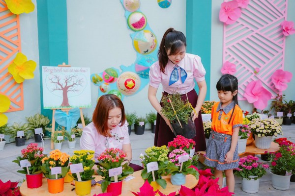 TP.HCM rực rỡ sắc hoa đón tết ở những trường học hàng ngàn mét vuông