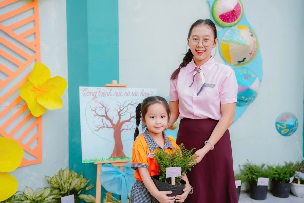 TP.HCM rực rỡ sắc hoa đón tết ở những trường học hàng ngàn mét vuông