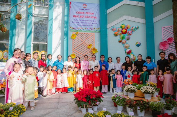 TP.HCM rực rỡ sắc hoa đón tết ở những trường học hàng ngàn mét vuông