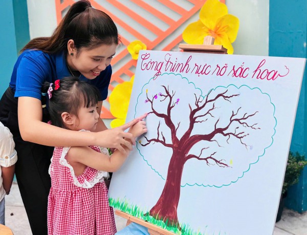 TP.HCM rực rỡ sắc hoa đón tết ở những trường học hàng ngàn mét vuông