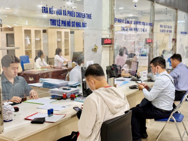 TP.HCM tận tụy hướng dẫn người dân làm thủ tục hành chính trong ngày đầu sáp nhập