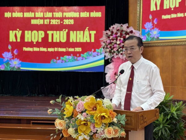 TP.HCM tận tụy hướng dẫn người dân làm thủ tục hành chính trong ngày đầu sáp nhập