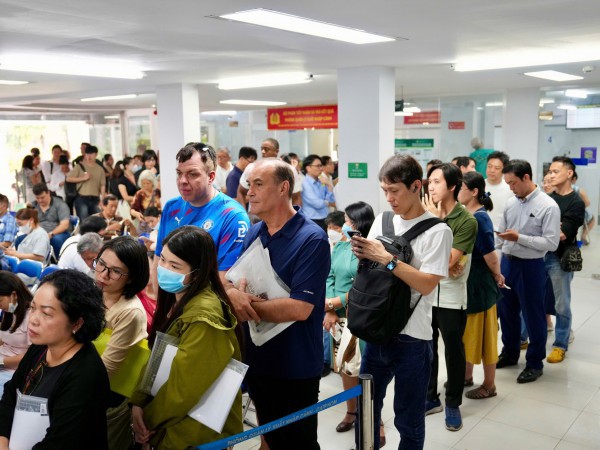 TP.HCM vận hành chính quyền 2 cấp: Người dân xếp hàng từ sớm làm hộ chiếu TP.HCM vận hành chính quyền 2 cấp: Người dân xếp hàng từ sớm làm hộ chiếu
