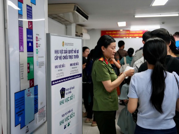 TP.HCM vận hành chính quyền 2 cấp: Người dân xếp hàng từ sớm làm hộ chiếu TP.HCM vận hành chính quyền 2 cấp: Người dân xếp hàng từ sớm làm hộ chiếu