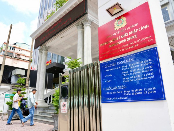 TP.HCM vận hành chính quyền 2 cấp: Người dân xếp hàng từ sớm làm hộ chiếu TP.HCM vận hành chính quyền 2 cấp: Người dân xếp hàng từ sớm làm hộ chiếu
