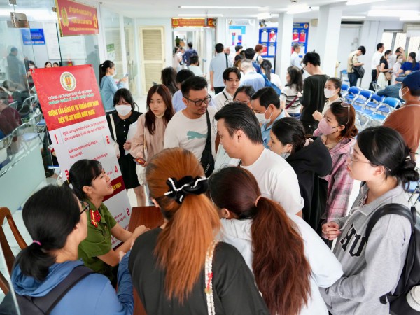 TP.HCM vận hành chính quyền 2 cấp: Người dân xếp hàng từ sớm làm hộ chiếu TP.HCM vận hành chính quyền 2 cấp: Người dân xếp hàng từ sớm làm hộ chiếu