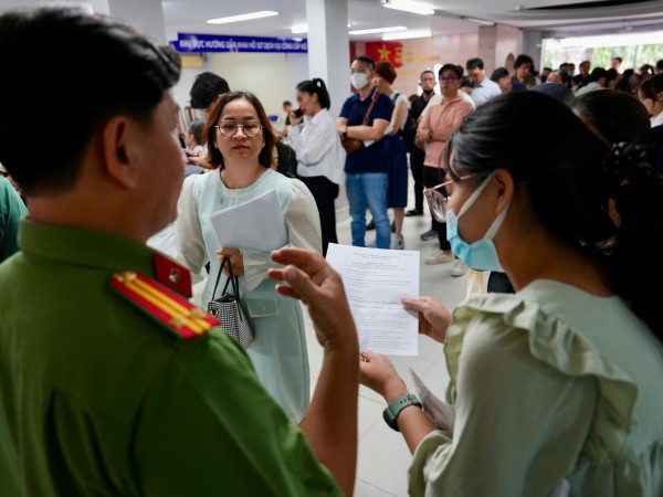 TP.HCM vận hành chính quyền 2 cấp: Người dân xếp hàng từ sớm làm hộ chiếu TP.HCM vận hành chính quyền 2 cấp: Người dân xếp hàng từ sớm làm hộ chiếu