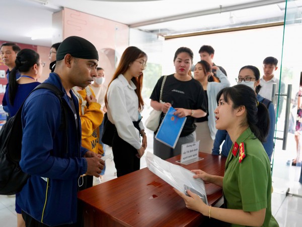 TP.HCM vận hành chính quyền 2 cấp: Người dân xếp hàng từ sớm làm hộ chiếu TP.HCM vận hành chính quyền 2 cấp: Người dân xếp hàng từ sớm làm hộ chiếu