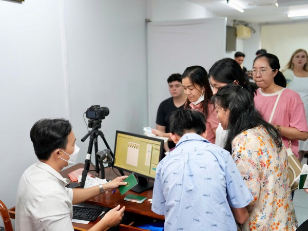 TP.HCM vận hành chính quyền 2 cấp: Người dân xếp hàng từ sớm làm hộ chiếu TP.HCM vận hành chính quyền 2 cấp: Người dân xếp hàng từ sớm làm hộ chiếu