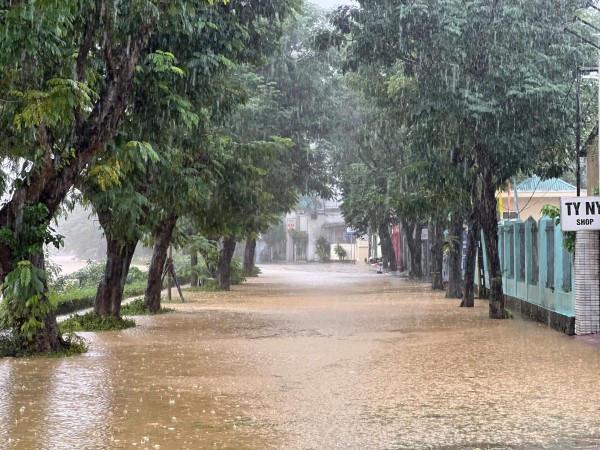 TP.Huế: Lũ ở nội đô đang rút dần, hạ du vẫn ngập sâu TP.Huế: Lũ ở nội đô đang rút dần, hạ du vẫn ngập sâu