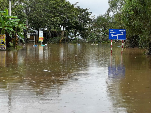 TP.Huế: Lũ ở nội đô đang rút dần, hạ du vẫn ngập sâu TP.Huế: Lũ ở nội đô đang rút dần, hạ du vẫn ngập sâu