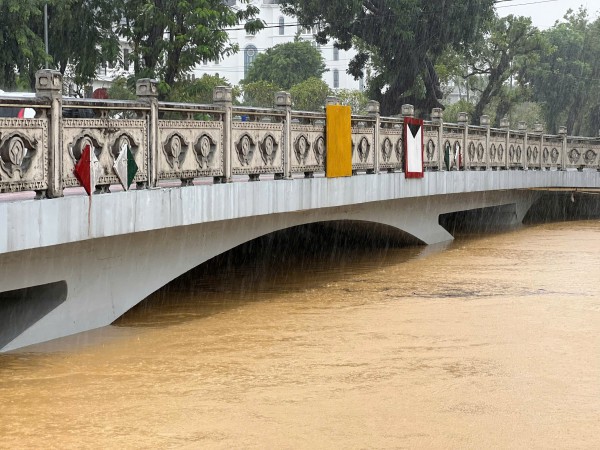 TP.Huế: Lũ ở nội đô đang rút dần, hạ du vẫn ngập sâu TP.Huế: Lũ ở nội đô đang rút dần, hạ du vẫn ngập sâu