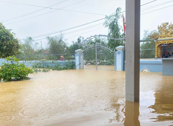 TP.Huế: Lũ ở nội đô đang rút dần, hạ du vẫn ngập sâu TP.Huế: Lũ ở nội đô đang rút dần, hạ du vẫn ngập sâu