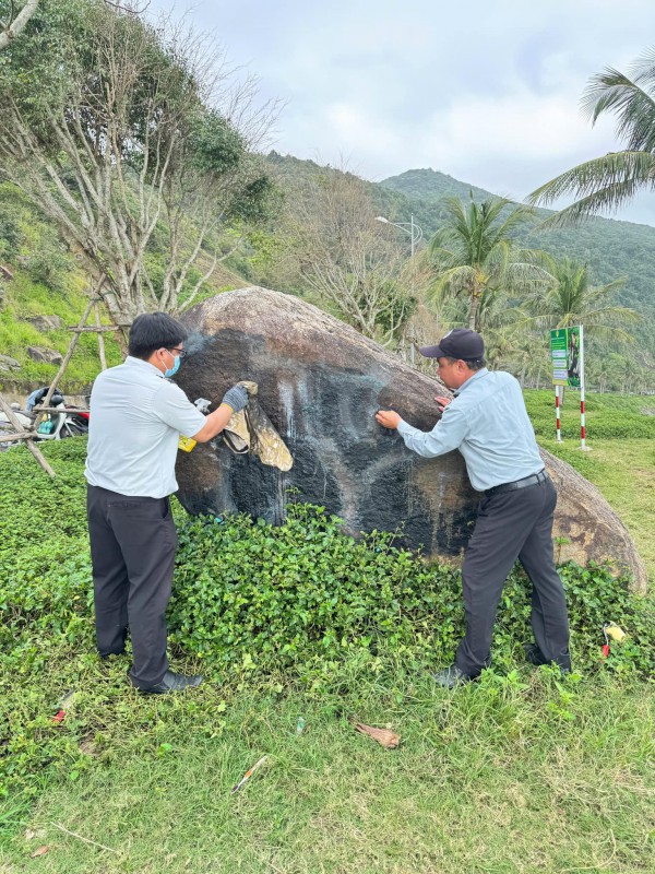 Tái diễn tình trạng viết vẽ bậy ở bán đảo Sơn Trà và ven biển Đà Nẵng Tái diễn tình trạng viết vẽ bậy ở bán đảo Sơn Trà và ven biển Đà Nẵng