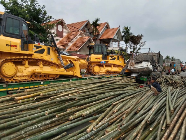 Tai nạn chết người, hàng trăm cây tre đổ trên quốc lộ 1
