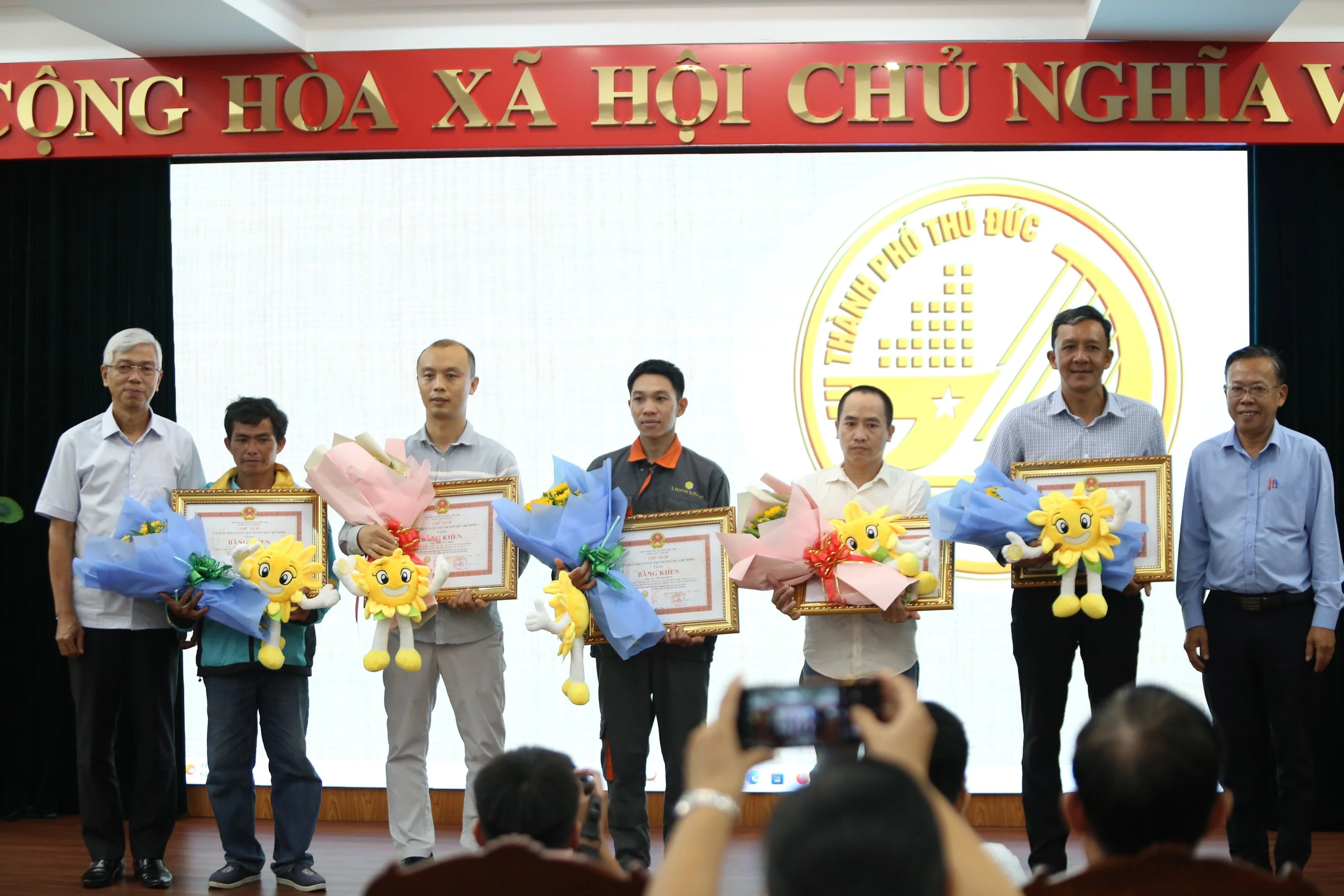 Tai nạn liên hoàn ở cầu Phú Mỹ: Trao bằng khen cho 5 người hùng dũng cảm cứu nạn nhân Tai nạn liên hoàn ở cầu Phú Mỹ: Trao bằng khen cho 5 người hùng dũng cảm cứu nạn nhân