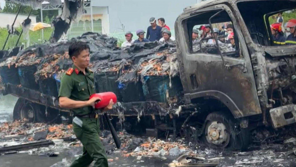 Tai nạn tại Cà Mau: 2 người tử vong tại chỗ, 2 xe cháy rụi Tai nạn tại Cà Mau: 2 người tử vong tại chỗ, 2 xe cháy rụi