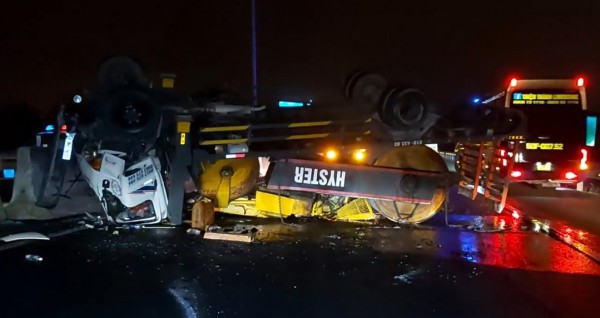 Tai nạn trên cao tốc TP.HCM - Trung Lương: Xe tải chở xe lu nổ vỏ, lật ngửa bụng