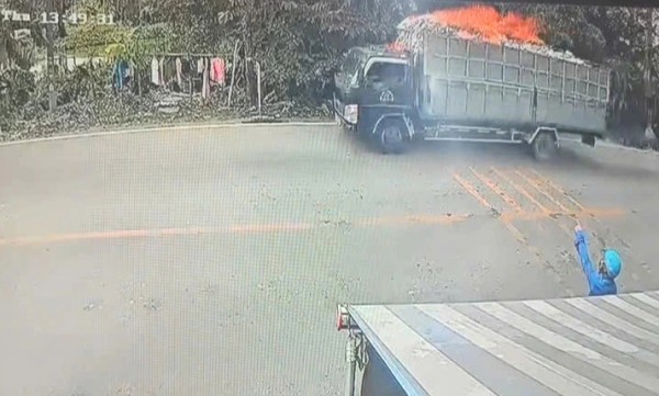 Tài xế lái xe tải cháy ngùn ngụt tìm nhà dân nhờ chữa cháy Tài xế lái xe tải cháy ngùn ngụt tìm nhà dân nhờ chữa cháy