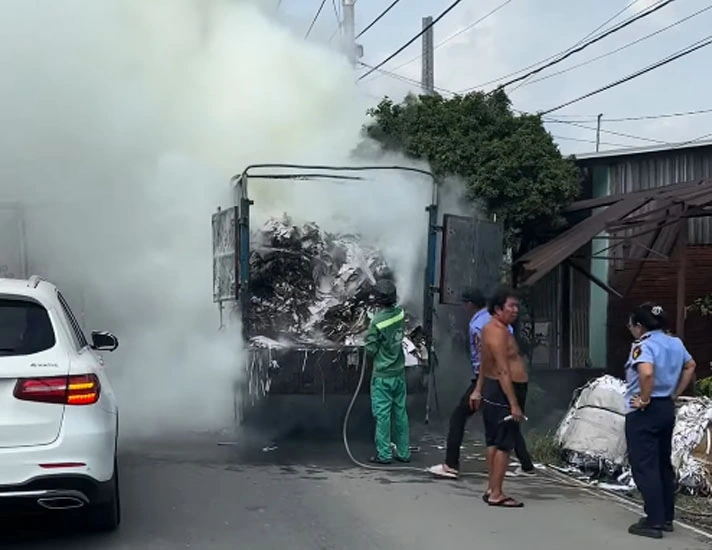 Tài xế lái xe tải cháy ngùn ngụt tìm nhà dân nhờ chữa cháy Tài xế lái xe tải cháy ngùn ngụt tìm nhà dân nhờ chữa cháy