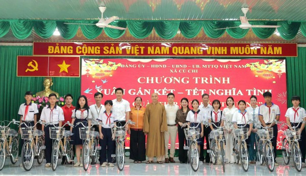 Tặng quà tết và xe đạp cho học sinh hiếu học ở xã Củ Chi
